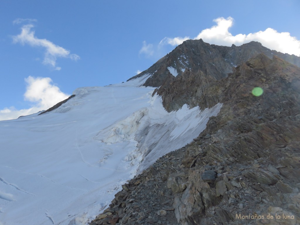 Vista del segundo glaciar con Hugisattel arriba de él y el pico arriba en el centro derecha